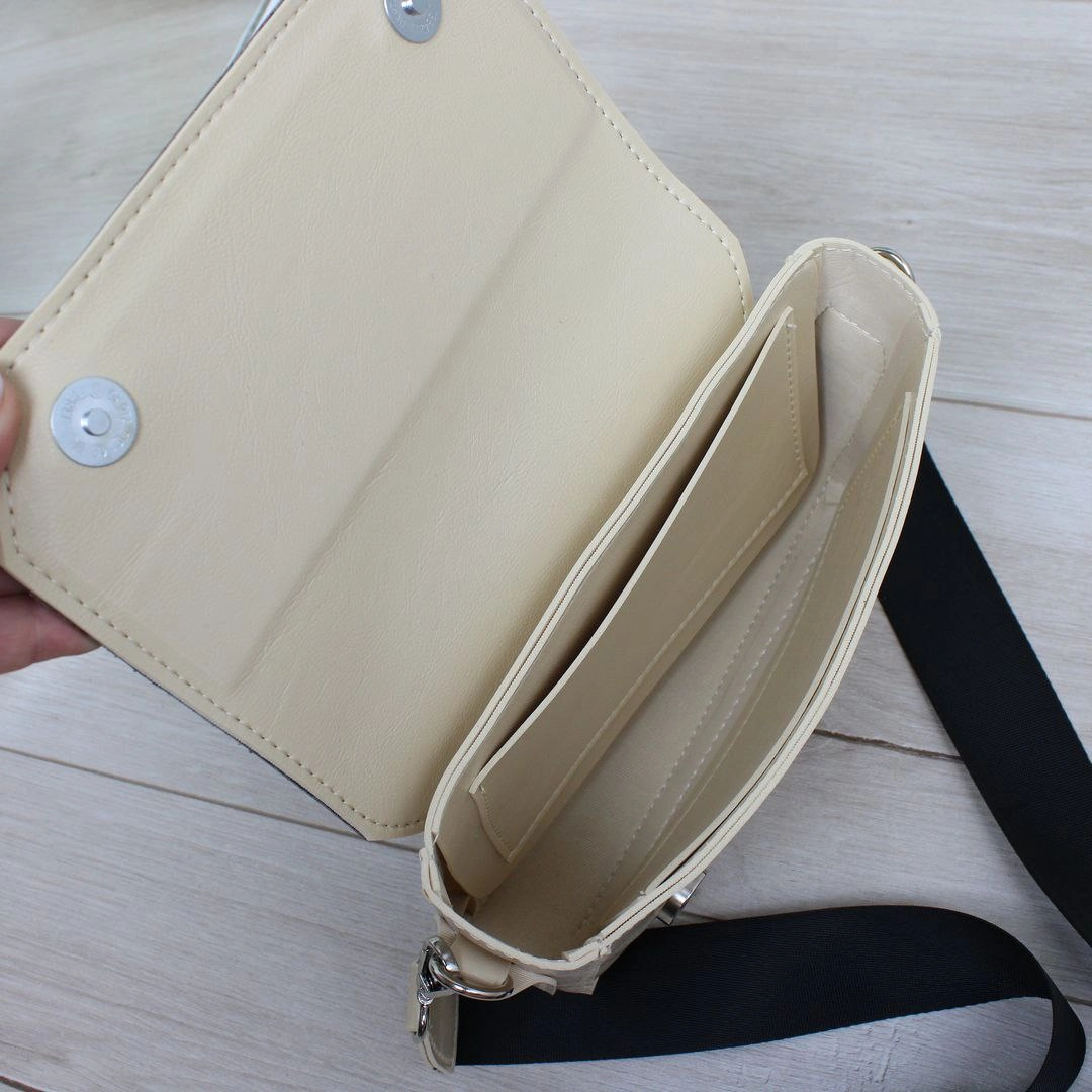 Жіноча сумка бежева легка крос-боді з екошкіри